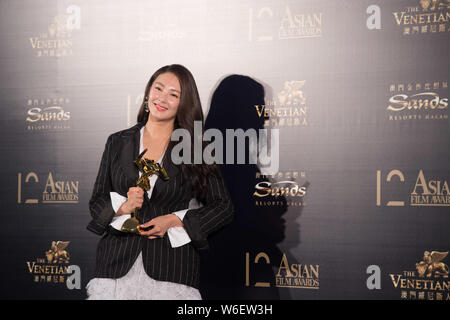 Attrice cinese Zhang Yuqi pone con il suo trofeo dopo aver vinto il Miglior Attrice non Protagonista Award per il suo film "Leggenda del demone gatto' durante la 12 Foto Stock