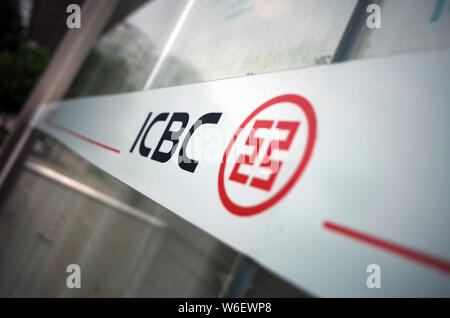 --FILE--un logo di ICBC (industriale e banca commerciale della Cina) è raffigurato nella città di Dezhou, est della Cina di provincia di Shandong, 12 agosto 2016. Il nuovo Foto Stock