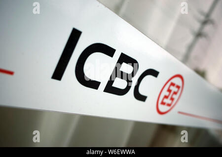 --FILE--un logo di ICBC (industriale e banca commerciale della Cina) è raffigurato nella città di Dezhou, est della Cina di provincia di Shandong, 12 agosto 2016. Il nuovo Foto Stock