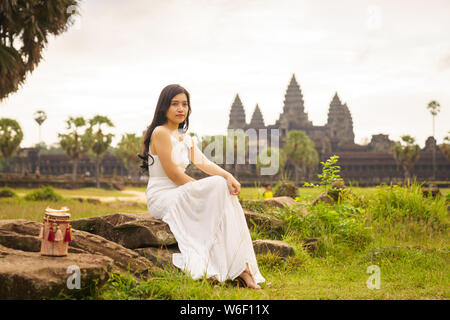 Emancipated asiatica donna solista traveler ad esplorare il tempio di Angkor Wat, Siem Reap, Cambogia in abito bianco Foto Stock