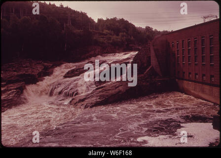 ANDROSCOGGIN River Falls e impianto di alimentazione in corrispondenza di Rumford Foto Stock