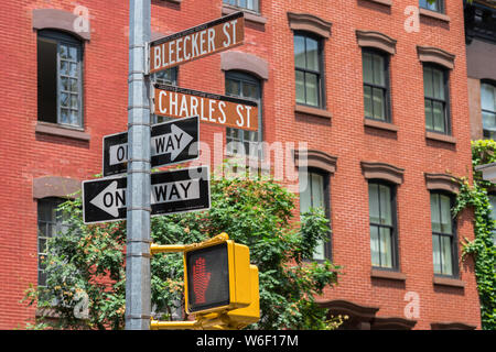 New York Greenwich Village, vista delle indicazioni per Bleeker Street e Charles Street nel centro dell'area del West (Greenwich) Village di New York City. Foto Stock