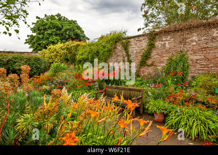 INVERNESS Scozia il giardino botanico giardino murato area con coloratissimi fiori in estate Foto Stock