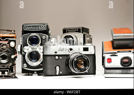 Varie vintage fotocamere foto sul display Foto Stock