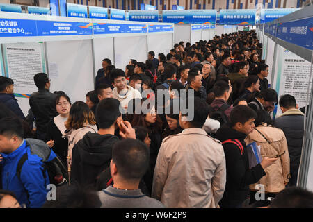 Il Cinese in cerca di lavoro cerca di occupazione al sesto professionisti Convenzione fiera del lavoro nella città di Guiyang, a sud-ovest della Cina di Guizhou, 24 marzo 201 Foto Stock