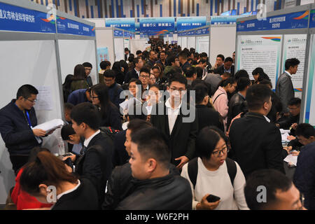 Il Cinese in cerca di lavoro cerca di occupazione al sesto professionisti Convenzione fiera del lavoro nella città di Guiyang, a sud-ovest della Cina di Guizhou, 24 marzo 201 Foto Stock