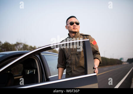 --FILE--34-anno-vecchio uomo cinese Wang Haichun dalla provincia dello Jiangsu di Yancheng city chi stabilisce una azienda di sicurezza privata pone per le foto in Hang Foto Stock