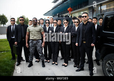 --FILE--34-anno-vecchio uomo cinese Wang Haichun dalla provincia dello Jiangsu di Yancheng city chi stabilisce una azienda di sicurezza privata pone per le foto con hi Foto Stock