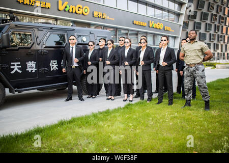 --FILE--34-anno-vecchio uomo cinese Wang Haichun dalla provincia dello Jiangsu di Yancheng city chi stabilisce una azienda di sicurezza privata pone per le foto con hi Foto Stock