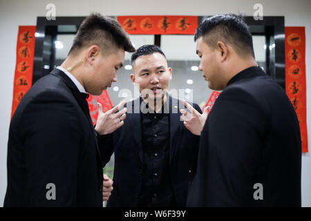 --FILE--34-anno-vecchio uomo cinese Wang Haichun dalla provincia dello Jiangsu di Yancheng city chi stabilisce una azienda di sicurezza privata parla ai suoi dipendenti i Foto Stock