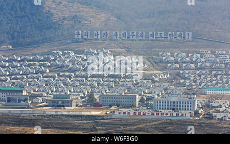 Migliaia di ville costruite per i dipendenti che hanno lavorato presso la miniera di Hyesan, una delle più grandi miniere di argento, sono schierate in provincia Ryanggang, Nord Kor Foto Stock