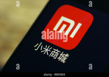 --FILE--un cinese telefono cellulare utente guarda l'icona dell mobile app Mi negozio di smartphone cinese Xiaomi maker in Ji'nan city, est della Cina di Shandong Foto Stock