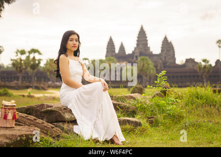 Emancipated asiatica donna solista traveler ad esplorare il tempio di Angkor Wat, Siem Reap, Cambogia in abito bianco Foto Stock