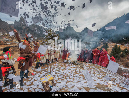 --FILE--residenti locali bruciare rami di pini e cypreesses a pregare per la buona fortuna e benedizioni durante un rito di sacrificio nella regione Zhagana, Di Foto Stock