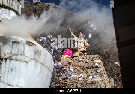 --FILE--residenti locali bruciare rami di pini e cypreesses a pregare per la buona fortuna e benedizioni durante un rito di sacrificio nella regione Zhagana, Di Foto Stock