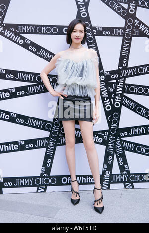 In questo handout picture, Cinese cantante e attrice Victoria canzone o una canzone Qian partecipa alla cerimonia di apertura per Off-White x Jimmy Choo store in Chengd Foto Stock