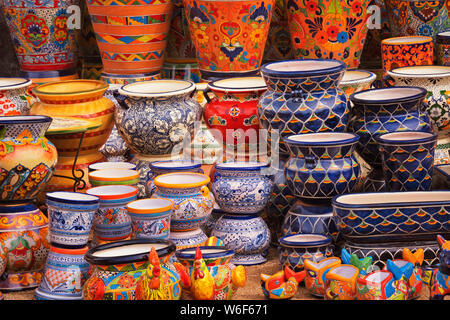 Display a colori di ceramica presso uno dei tanti negozi eclettici nell'arte colonia di Tubac, Arizona. Foto Stock