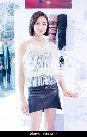 In questo handout picture, Cinese cantante e attrice Victoria canzone o una canzone Qian partecipa alla cerimonia di apertura per Off-White x Jimmy Choo store in Chengd Foto Stock