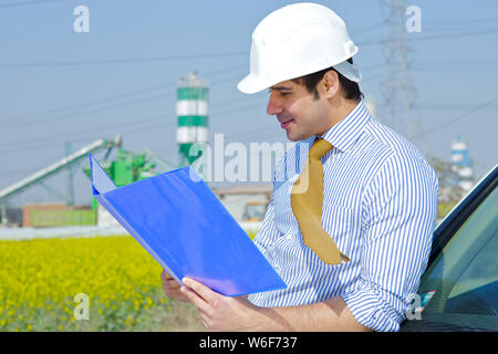 Architetto facendo di documenti cartacei Foto Stock