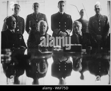 Alleati" grand-conferenza di strategia in Nord Africa. Ammiraglio E. J. King; il sig. Churchill; il Presidente Roosevelt; Standing, maggiore generale Sir Hastings Ismay; Lord Louis Mountbatten; e il Maresciallo di Campo Sir John Dill., 1943; Note Generali: Utilizzo di guerra e di conflitto numero 748 quando si ordina una riproduzione o la richiesta di informazioni su questa immagine. Questa immagine è parte del New York Times Paris Bureau collezione. Foto Stock
