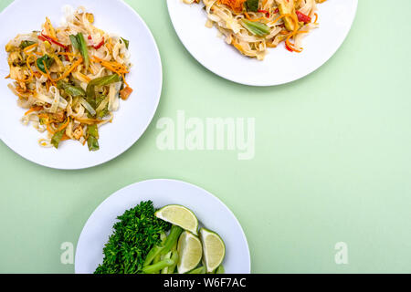 Asian style Chicken Pad Thai pasto con verdure e tagliatelle Foto Stock