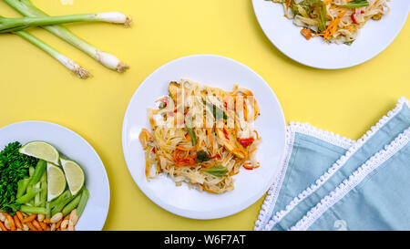 Asian style Chicken Pad Thai pasto con verdure e tagliatelle Foto Stock