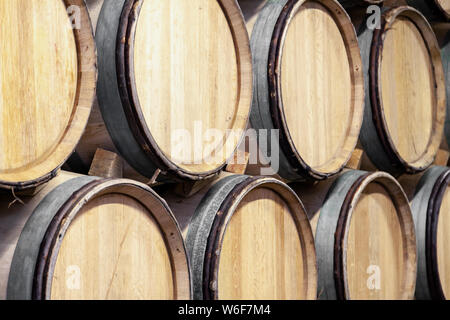 Vino di legno botti di rovere accatastate in file diritte in ordine, antica cantina della cantina, volte. Concetto brewery sfondo, degustazione professionale, winelov Foto Stock