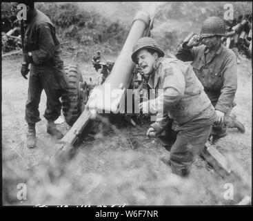 American obici shell le forze tedesche in ritirata nei pressi di Carentan, Francia.; Note Generali: Utilizzo di guerra e di conflitto numero 1047 quando si ordina una riproduzione o la richiesta di informazioni su questa immagine. Foto Stock