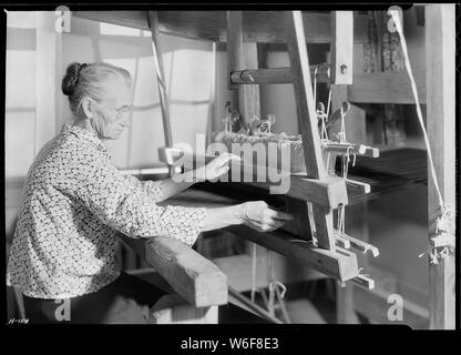 Un altro punto di vista di zia Lizzie Reagan la tessitura di vecchio stile jean al Pi Beta Phi scuola, Gatlinburg, Tennessee. Questa montagna di età donna vive vicino alla scuola e guadagna il suo vivente tessitura. Foto Stock