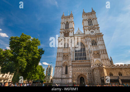 London, Regno Unito - 13 agosto 2017: facciata occidentale, l'entrata principale e le torri della Abbazia di Westminster, Londra, Regno Unito Foto Stock