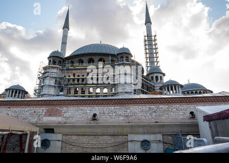 Vista della Moschea di Taksim costruzione edificio che individua in piazza Taksin in Beyoglu, Istanbul, Turchia Foto Stock