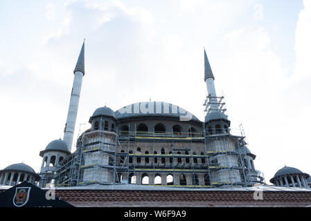 Vista della Moschea di Taksim costruzione edificio che individua in piazza Taksin in Beyoglu, Istanbul, Turchia Foto Stock