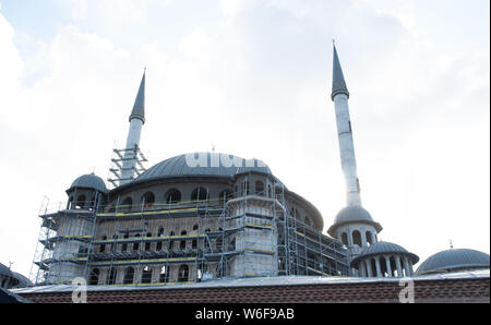 Vista della Moschea di Taksim costruzione edificio che individua in piazza Taksin in Beyoglu, Istanbul, Turchia Foto Stock
