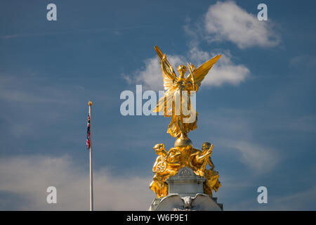 Statua dorata sulla sommità del Victoria Memorial davanti a Buckingam Palace di Londra, Inghilterra Foto Stock