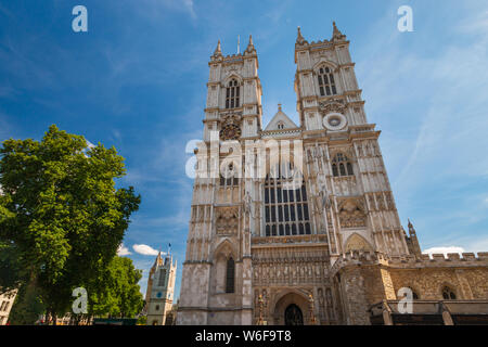 La facciata occidentale, l'entrata principale e le torri della Abbazia di Westminster, Londra, Regno Unito Foto Stock