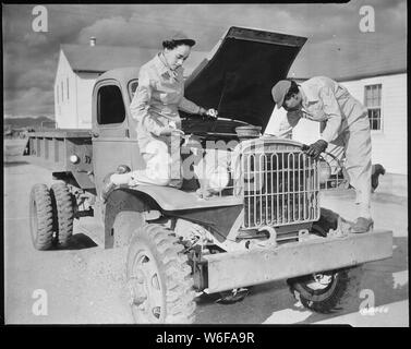 Gli ausiliari Ruth Wade e Lucille Mayo (da sinistra a destra) dimostrare ulteriormente la loro capacità di carrelli di servizio come insegnato loro durante il periodo di elaborazione a Fort Des Moines e mettere in pratica a Fort Huachuca, Arizona., 12/08/1942 Foto Stock