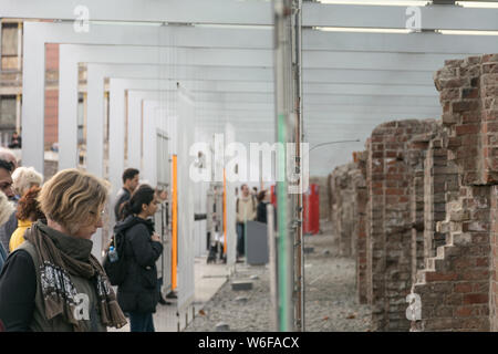 Berlino, Germania - 26 settembre 2018: Verso l'interno e prospettiva orizzontale di una donna guardando un esterno ed esposizione temporanea del " topografia Foto Stock