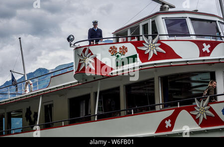 MV Jungfrau sul lago di Brienz facendo cadere i passeggeri off in corrispondenza di Giessbach cade Foto Stock