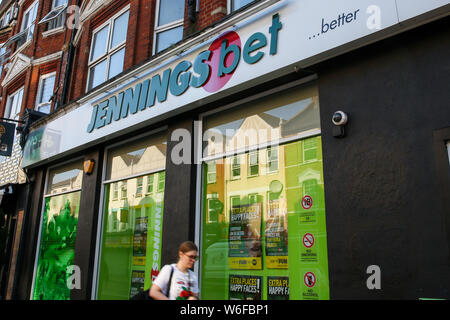 Londra, Regno Unito. 1 agosto, 2019. Una donna cammina passato un bookmaker JenningsBet filiale a Londra. Credito: Dinendra Haria/SOPA Immagini/ZUMA filo/Alamy Live News Foto Stock