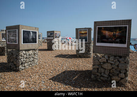 All'esterno la fotografia mostra presentata sulla spiaggia di Brighton, Brighton Seafront, cittadina balneare nella contea di East Sussex, England, Regno Unito Foto Stock