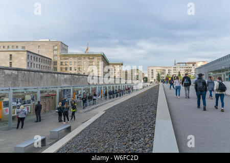 Berlino, Germania - 26 settembre 2018: Panoramica dei turisti in visita alle mostre temporanee e permanenti della "Topografia del Terrore " Storia Foto Stock