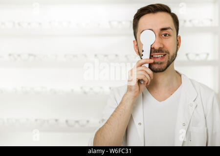 Portret all'ottico optometrista con attrezzo di diagnosi Foto Stock