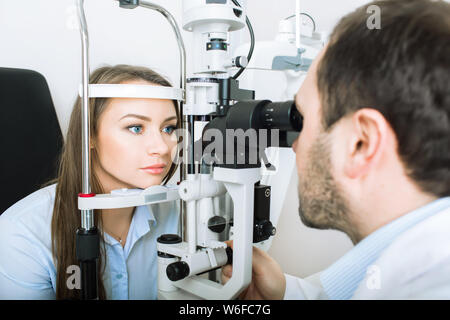 Donna controllo vista in clinica Foto Stock