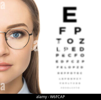 Mani all'ottico optometrista telaio di prova Foto Stock