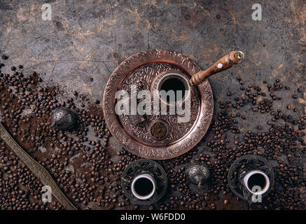 Caffè in metallo tradizionale turco tazze, laici piatta Foto Stock