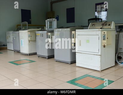 Close-up della gettoniera lavanderie installato in un edificio residenziale Foto Stock