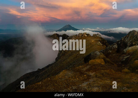 Escursioni in montagna durante l'alba. Montare Sibayak in Berastagi, nel nord di Sumatra, Indonesia. Foto Stock