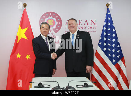 Bangkok, Tailandia. 1 agosto, 2019. Cinese il consigliere di Stato e Ministro degli Esteri Wang Yi (L) soddisfa con U.S. Il segretario di Stato Mike Pompeo a Bangkok, in Thailandia, e il Agosto 1, 2019. Credito: Zhang Keren/Xinhua/Alamy Live News Foto Stock