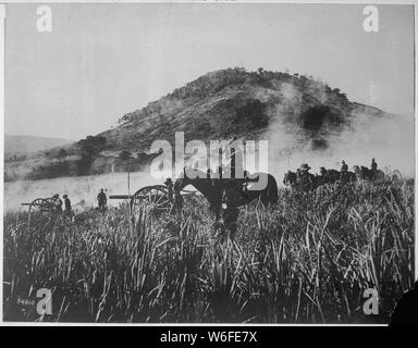 Batteria B, 4 artiglieria, bombardare il fortino a Coamo, Porto Rico., 08/09/1898; Note Generali: Utilizzo di guerra e di conflitto numero 295 quando si ordina una riproduzione o la richiesta di informazioni su questa immagine. Foto Stock