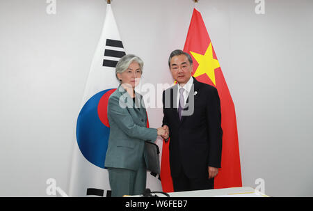 Bangkok, Tailandia. 1 agosto, 2019. Cinese il consigliere di Stato e Ministro degli Esteri Wang Yi (R) incontra il ministro degli Esteri sud coreano Kang Kyung-wha a Bangkok, in Thailandia, e il Agosto 1, 2019. Credito: Zhang Keren/Xinhua/Alamy Live News Foto Stock